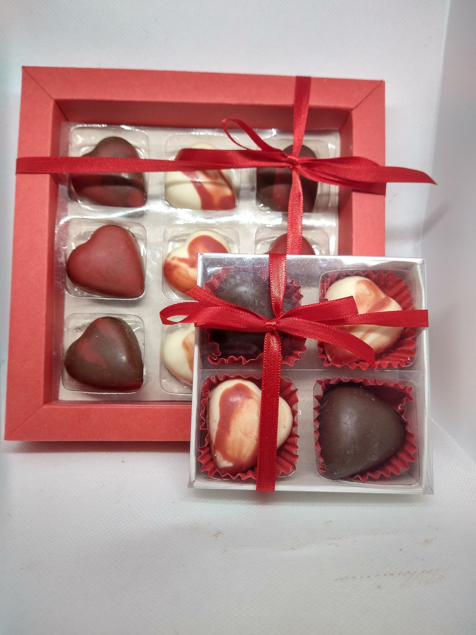 CAIXA COM CORÇOES DE CHOCOLATE